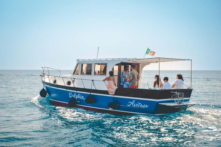 Syracuse: Boat tour with barbeque on board - Sea caves and strange shapes in the rocks