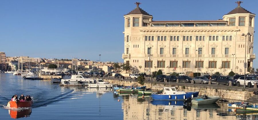 Syracuse: Boat Trip of Ortigia Island and Sea Caves - The Arethusa Spring and the Alfeo Promenade