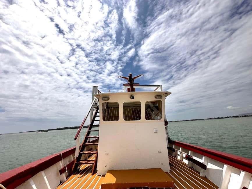 Syracuse: Boat Trip with Lunch, Wine, and Swimming Stops - Who will enjoy this four-hour outing