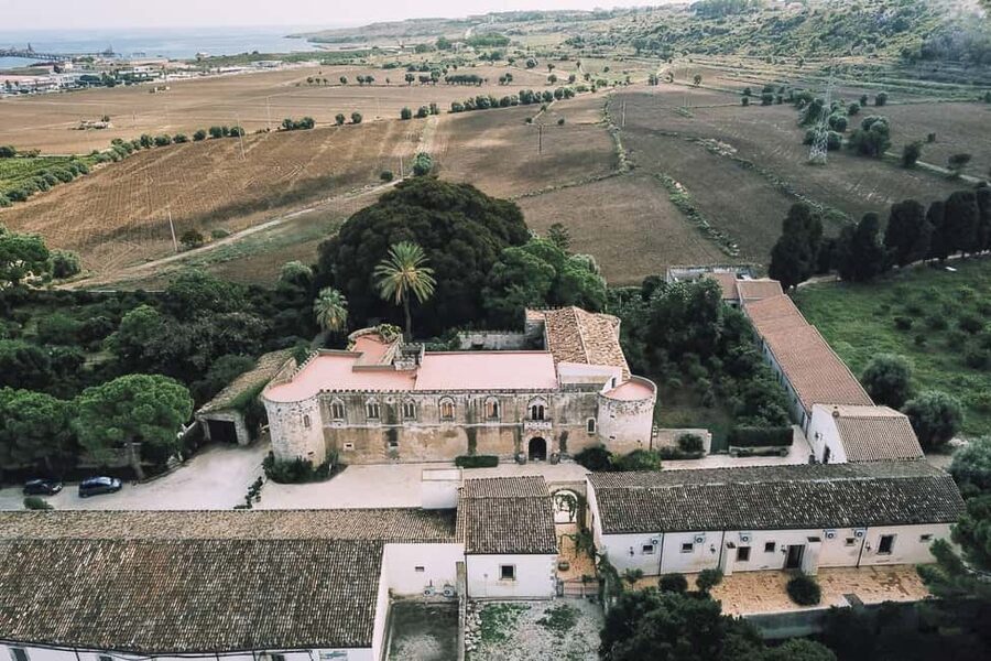 Syracuse: Exclusive Sicilian Wine Tasting Experience - Four wines and a table of Sicilian food