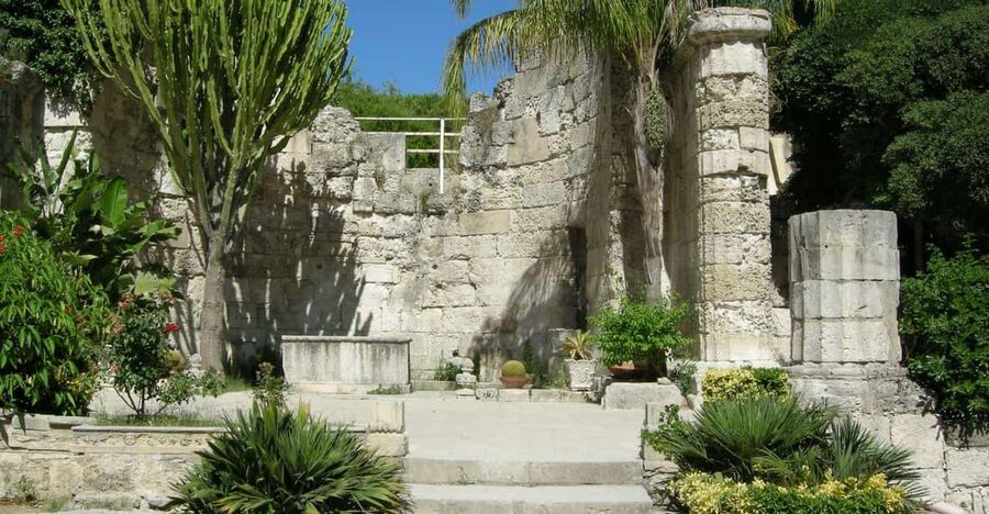 Syracuse: Greek Theater and Neapolis sunset tour - Meeting your guide at Via Romagnoli