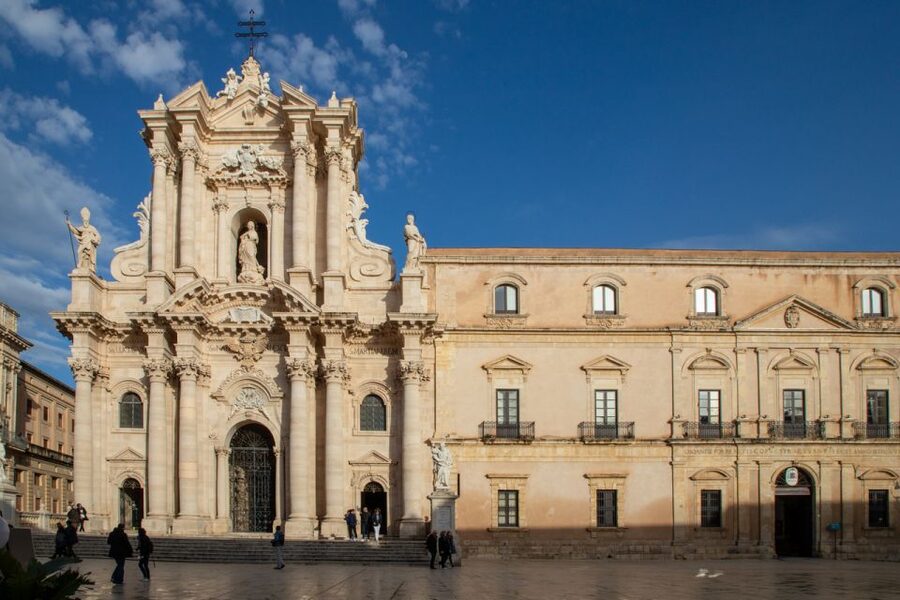 Syracuse: Highlights of Ortigia Guided Walking Tour - Piazza Archimede and the Fountain of Diana