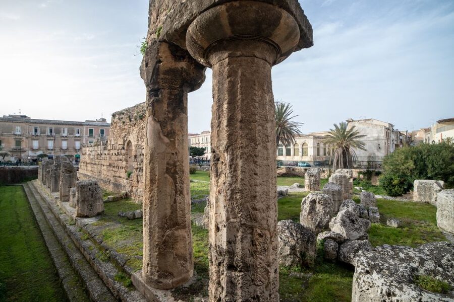 Syracuse: Highlights of Ortigia Guided Walking Tour - English, Italian, headsets, and summer heat