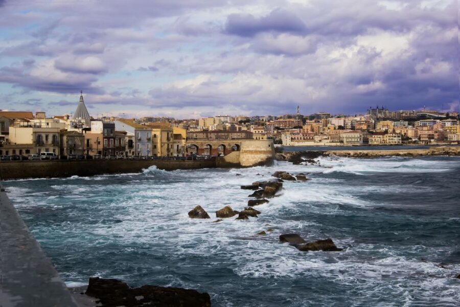 Syracuse: Highlights of Ortigia Guided Walking Tour - Meeting the guide at the Temple of Apollo
