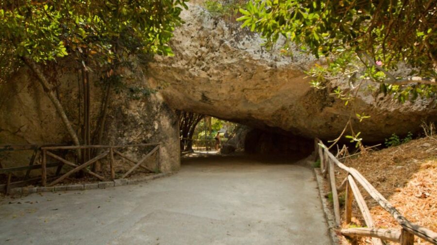 Syracuse: Neapolis and Greek Theater guided tour - Meeting the guide and entering the park