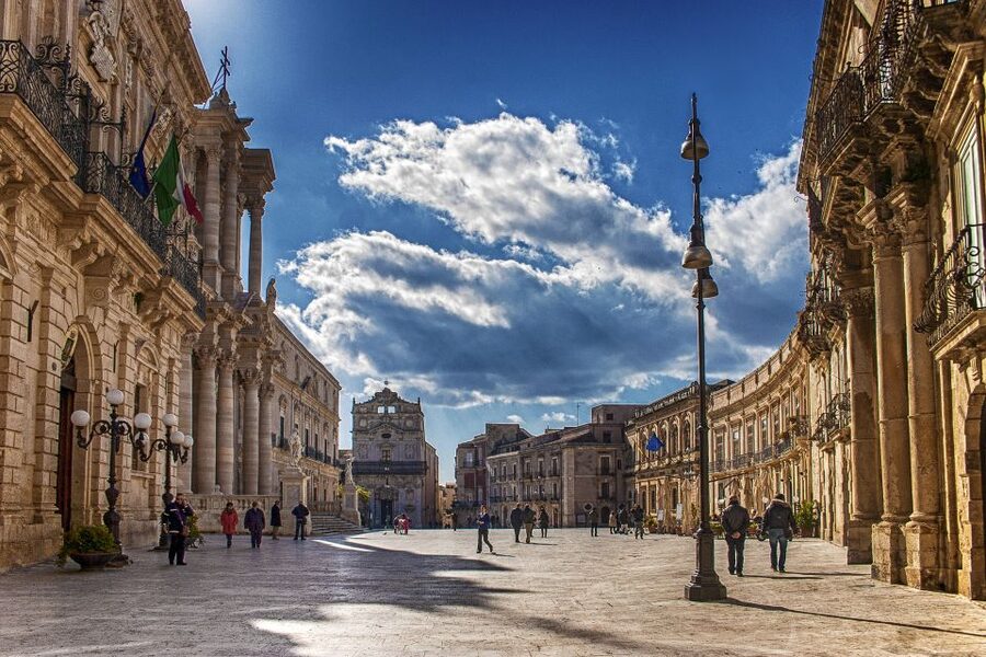 Syracuse: Ortigia Classic Walking Tour - Piazza Archimede and the Fountain of Diana