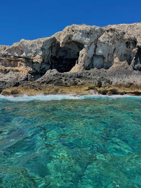Syracuse: Ortigia Island and Sea Caves Boat Tour with Drinks - Seeing Castello Maniace from the Alfeo waterfront