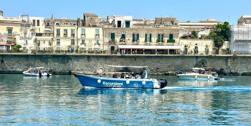 Syracuse: Ortigia Island and Sea Caves Boat Tour with Drinks - Sea caves and the heart-shaped opening