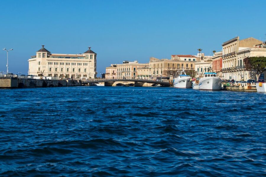 Syracuse: Ortigia Island Boat Tour with Lunch and Wine - Meeting the boat in Ortigia