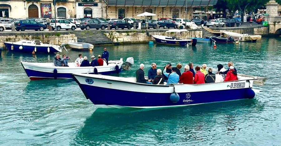 Syracuse: Private boat tour of Ortigia and sea caves - Crossing beneath the Umbertine Bridge