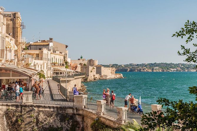 Syracuse Private Walking Tour with Traditional Lunch and Wine - Via Maestranza and the old Jewish Quarter