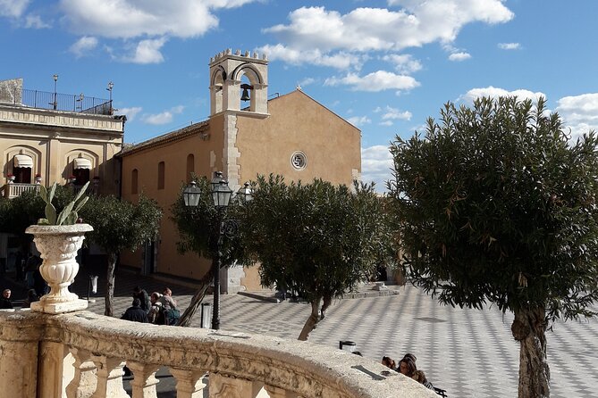 Taormina: A Self-Guided Audio Tour of Sicily’s Hilltop Town - Vicolo Stretto and a very narrow lane