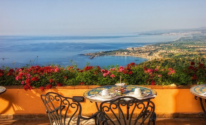 Taormina and Castelmola private and guided tour with Arancino - The Greek theater and the view toward Etna