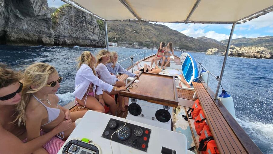 Taormina: Boat Tour with Sicilian Wine Tasting - Giardini Naxos and the return cruise