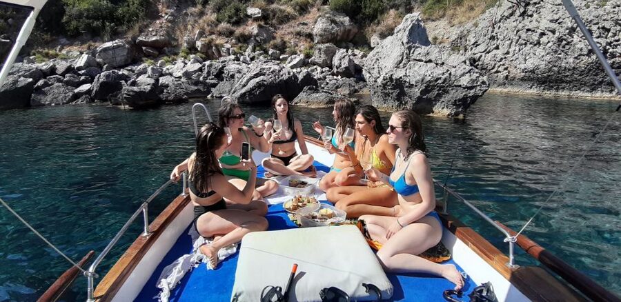 Taormina: Coastal Highlights Cruise with Wine & Food Tasting - Who should book this Taormina cruise?