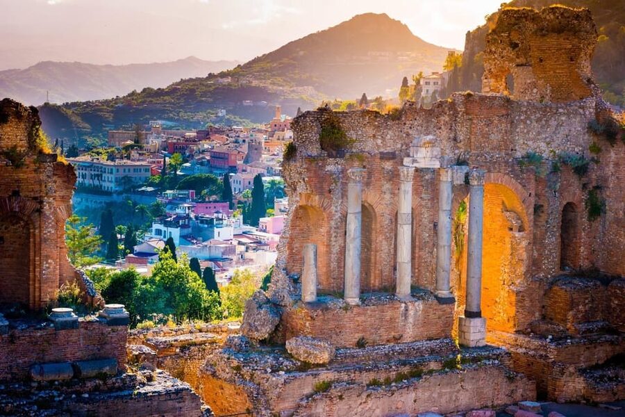 Taormina Private Tour: Discover Hidden Treasures and Dreamscapes - Porta Messina and the first steps along Corso Umberto