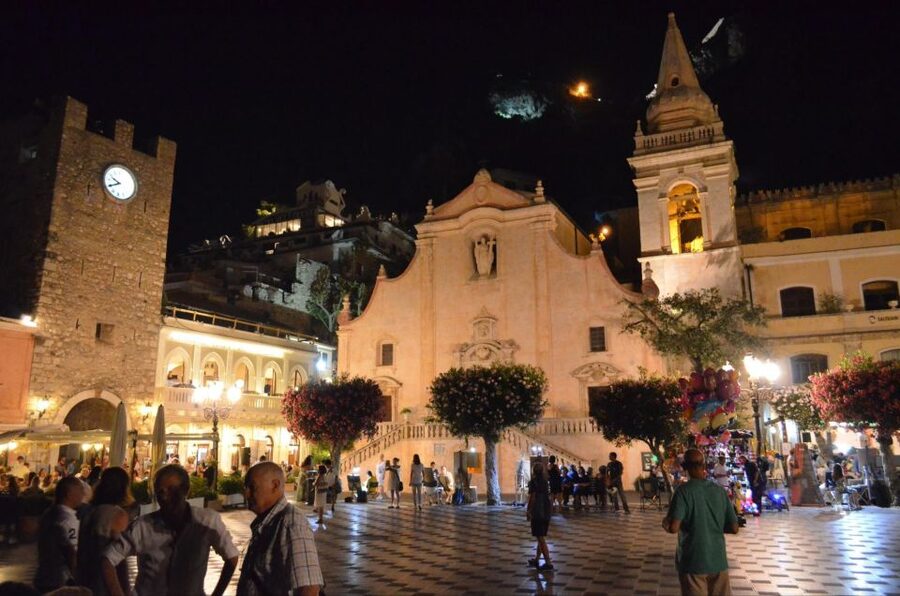 Taormina: Sunset Walking Tour & Aperitif on Rooftop Terrace - Corso Umberto and Taormina’s layered past