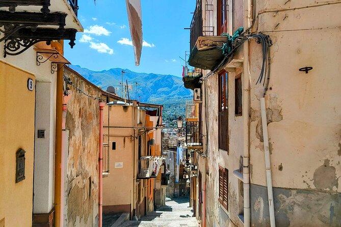 Termini Imerese Walk Tours & Sightseeing - Via Verdura and the town’s market life