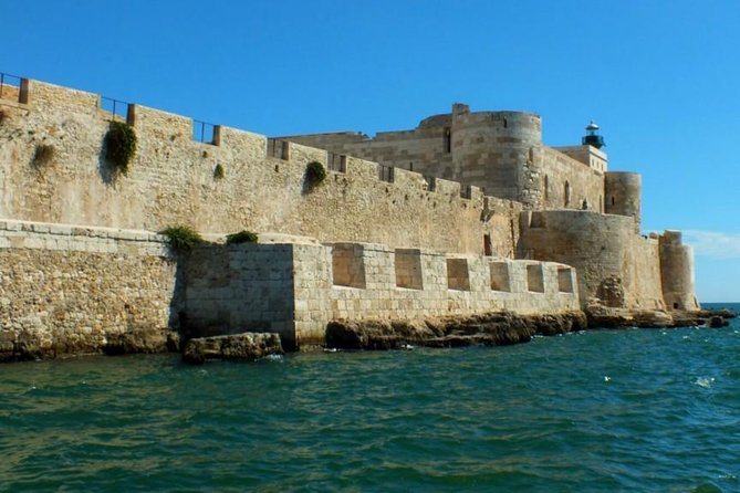 Tour of the island of Ortigia and exploration of sea caves with baths. - Key points at a glance