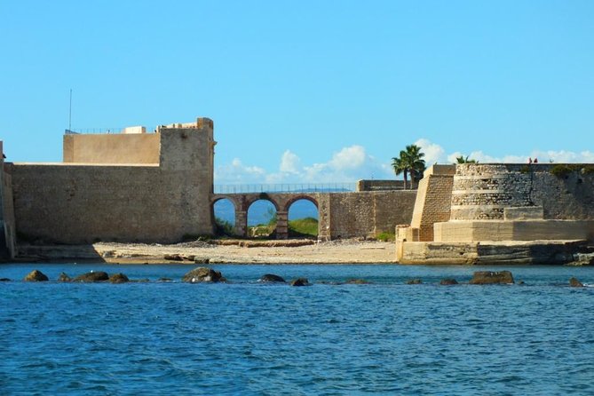 Tour of the island of Ortigia and exploration of sea caves with baths. - The next 35 minutes, caves and coastal rock