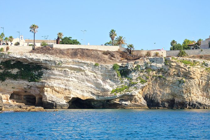 Tour of the island of Ortigia and exploration of sea caves with baths. - How the small group feels onboard