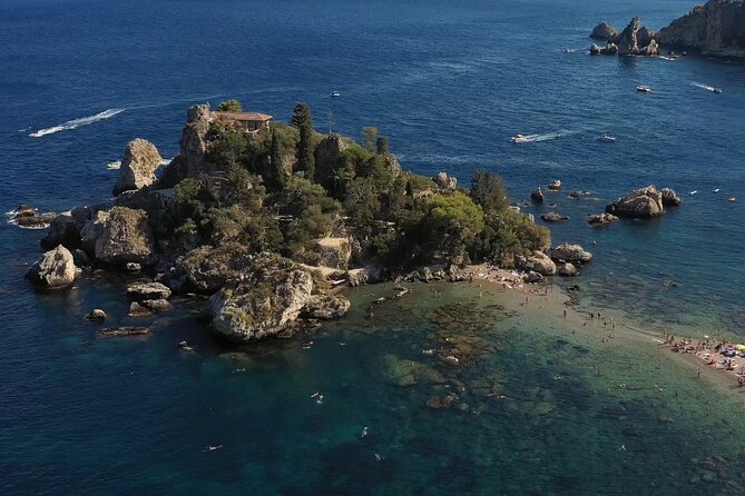 Visit of the bay of Taormina with private boat - Giardini Naxos gives you an easy start