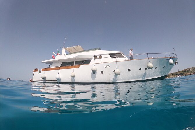 Yacht excursion Shalimar IV - The first hour: Favignana’s coves from the water